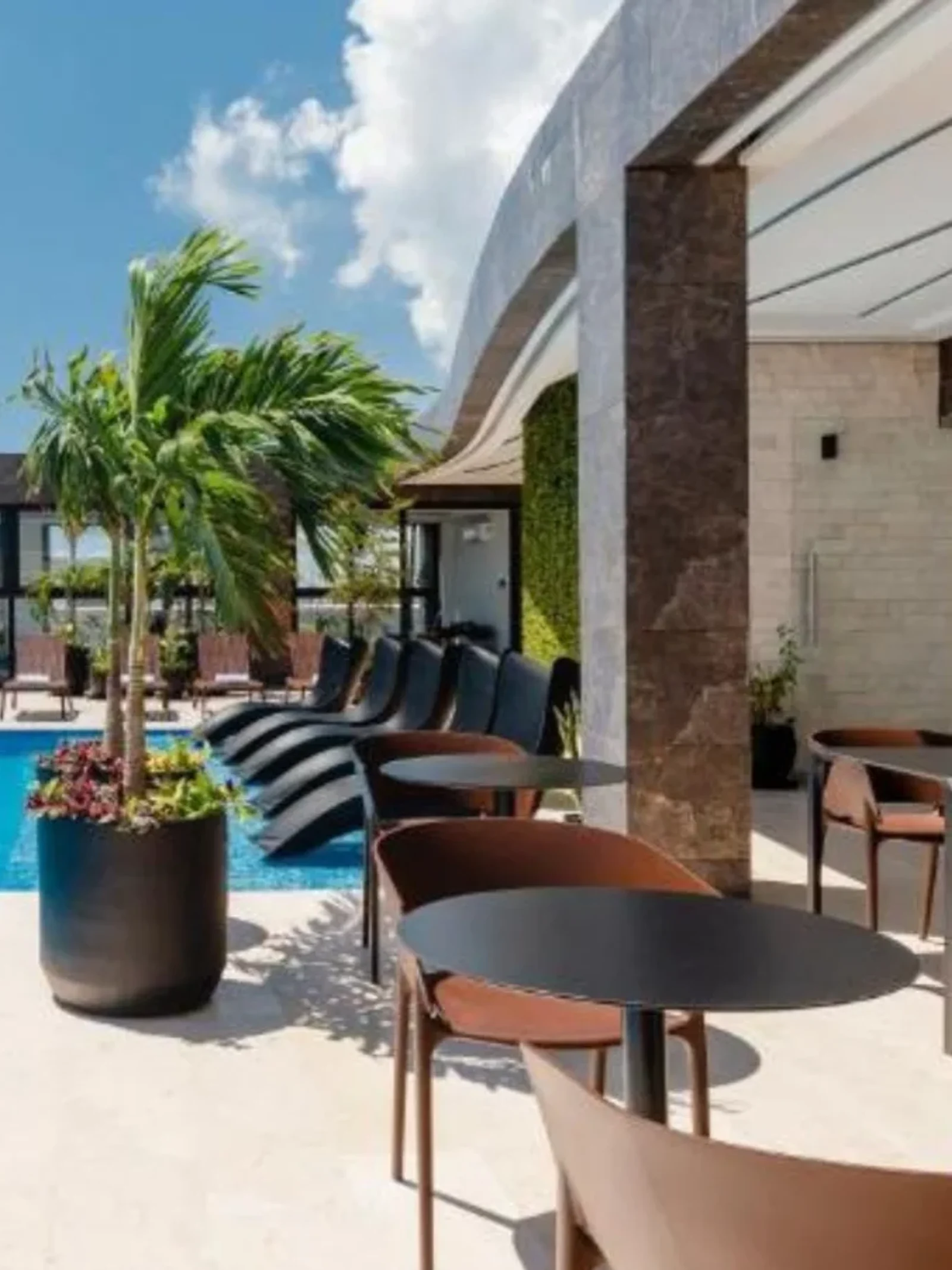 Premium condo pool and Caribbean lifestyle in Playa del Carmen